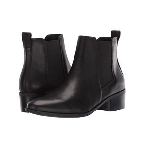 NWBOT. Steven Madden Dover Black Leather Bootie.